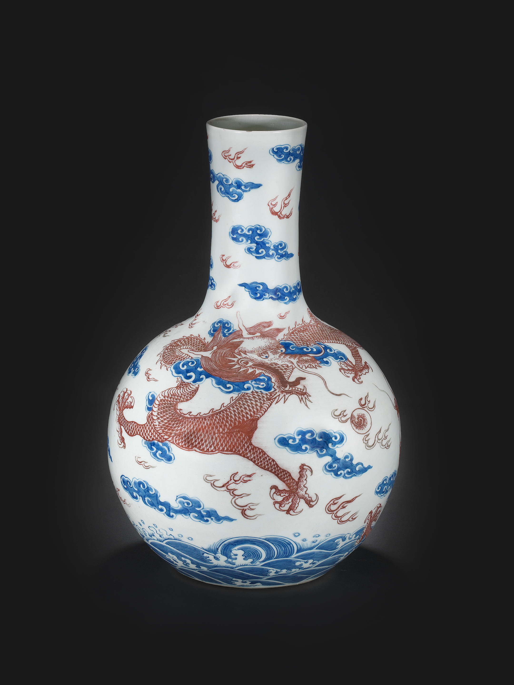 Extremistas Planificado Pedagogía Bonhams : A blue and copper-red 'dragon' vase, tianqiuping 19th century