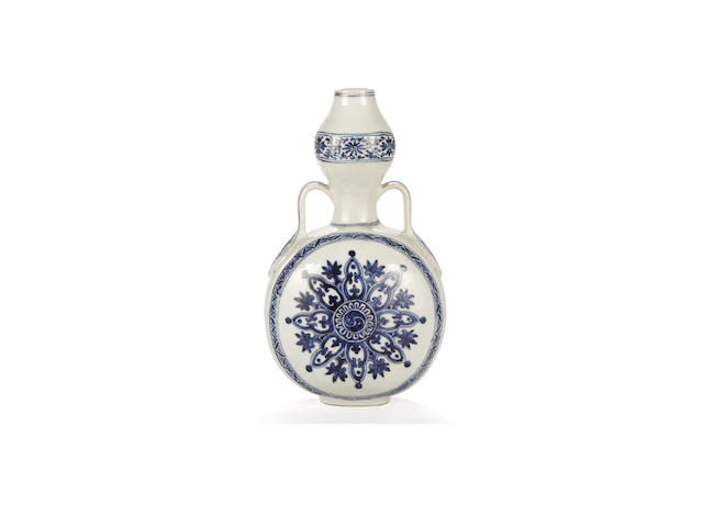 A Chinese blue and white moonflask, late 17th/early 18th century