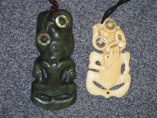 A Maori nephrite pendant, hei tiki, New Zealand, four other souvenirs 5