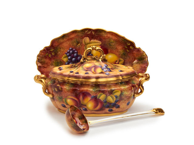 A Royal Worcester fruit-painted tureen, painted by Derek Shinnie Circa 1970