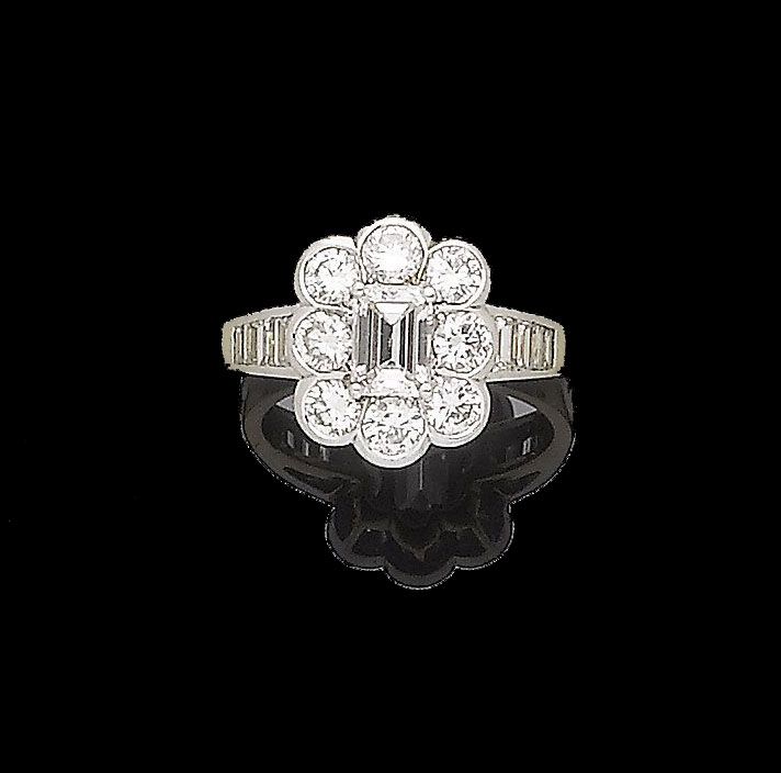 A diamond cluster ring