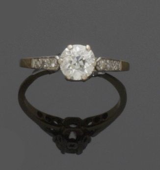 A diamond single stone ring