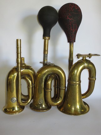 arena Alivio consumirse Bonhams : Three brass bulb horns,