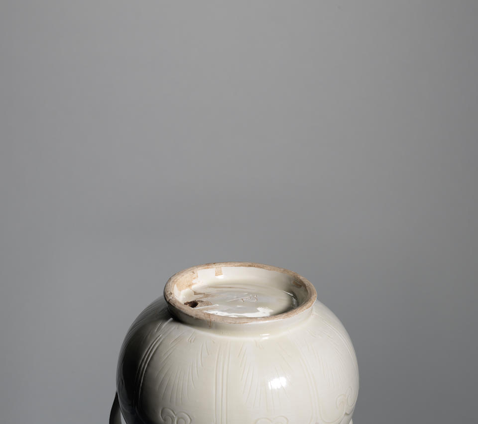 A very rare guan-marked Dingyao moulded ewer and fixed cover, daozhuanghu Northern Song Dynasty