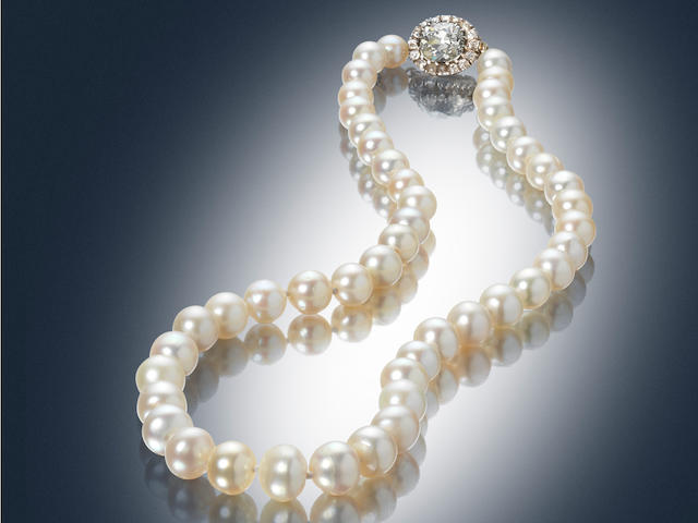 A natural pearl necklace,