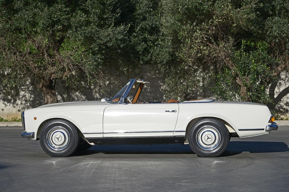 Livr&#233;e neuve en Italie ; bo&#238;te m&#233;canique, Mercedes-Benz  230 SL Cabriolet avec hard-top 1965