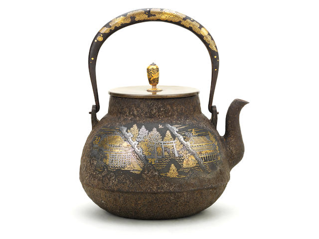 An inlaid iron tetsubin (iron kettle) and cover By a member of the Amemiya family for the Kinjudo Company, Meiji Period (2)