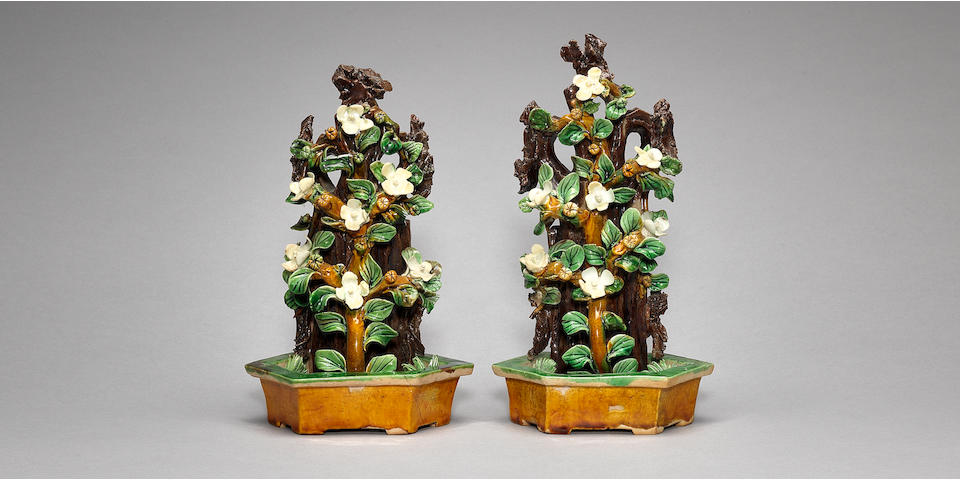 A pair of famille verte biscuit models of jardini&#232;res Kangxi (2)
