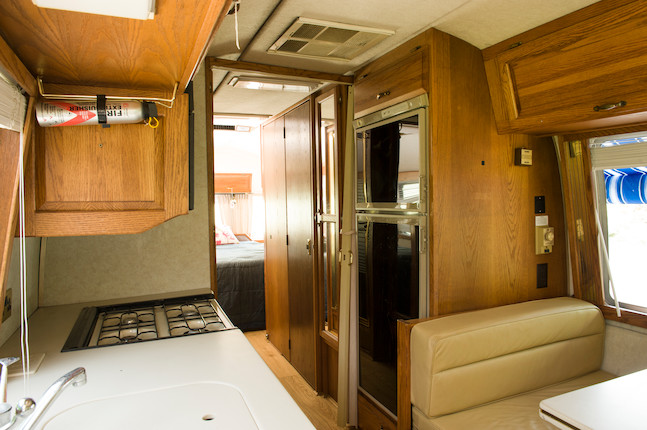 1992 Airstream 350LE Class A Motorhome  Chassis no. 1GBKP37N7M3312946 image 9