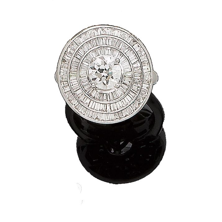 A diamond cluster ring