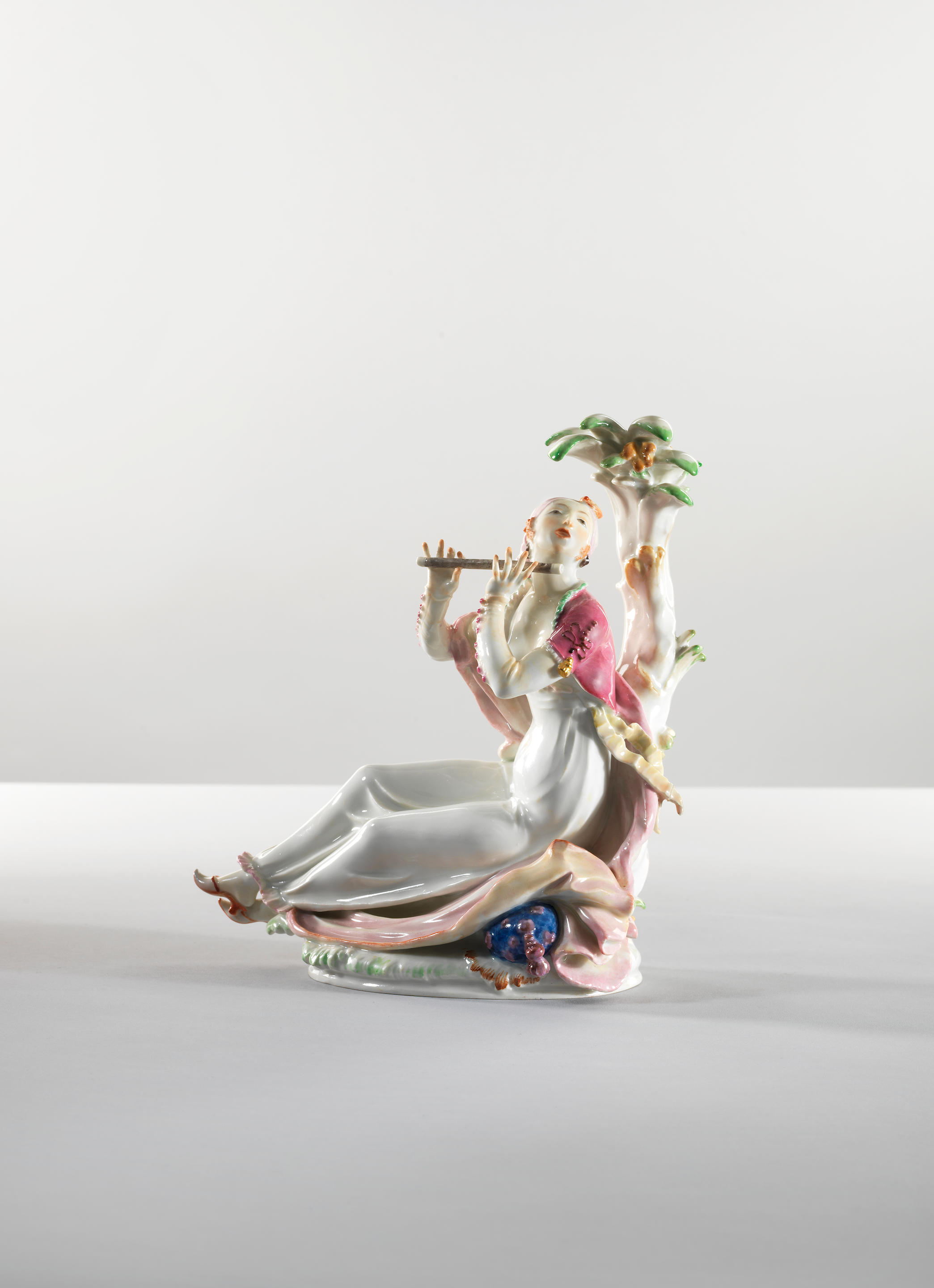 Figure en porcelaine représentant une joueuse de flûte, Meissen, circa 1950...