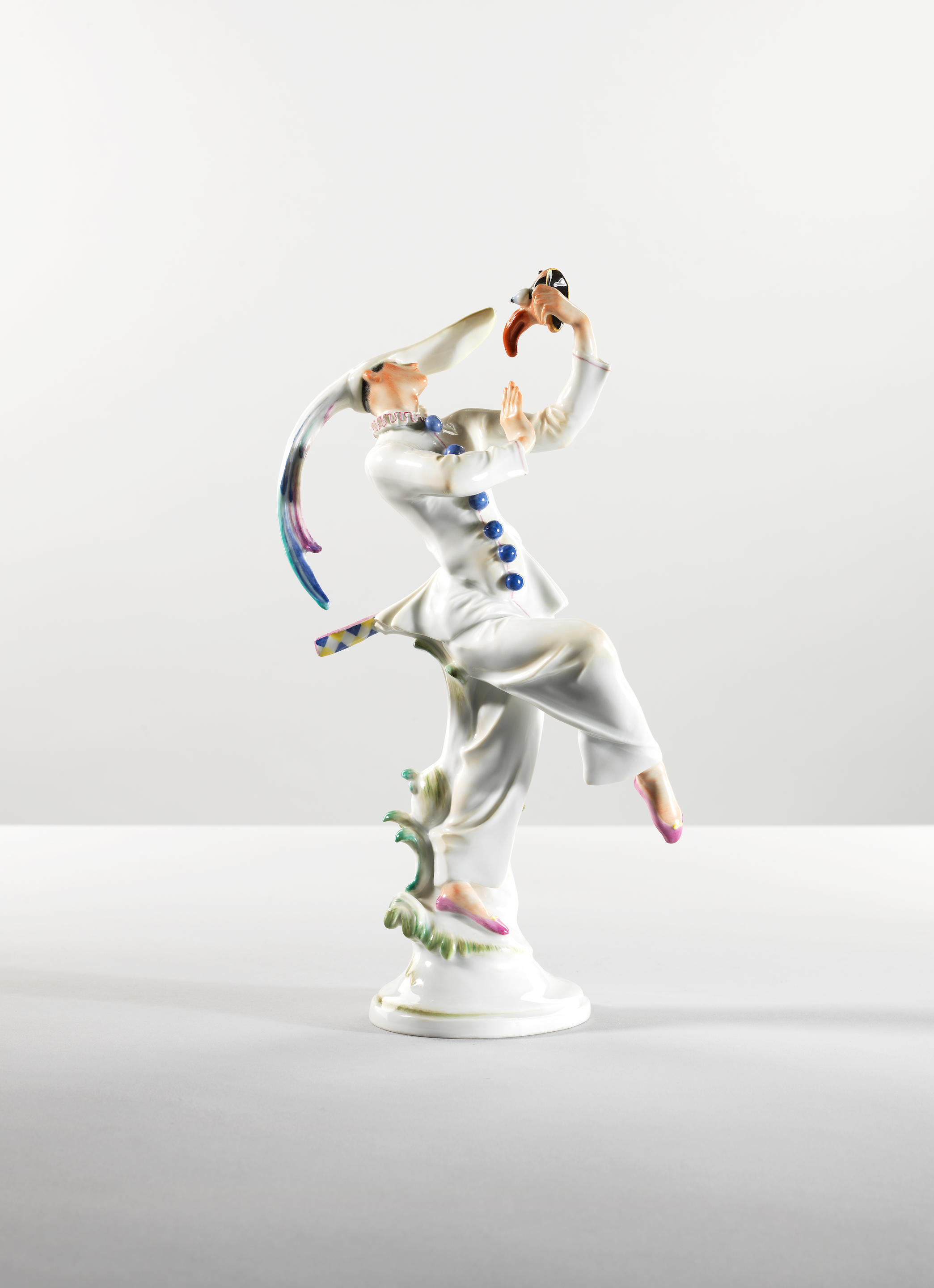 Figure en porcelaine représentant un danseur masqué des contes d'Hoffmann...