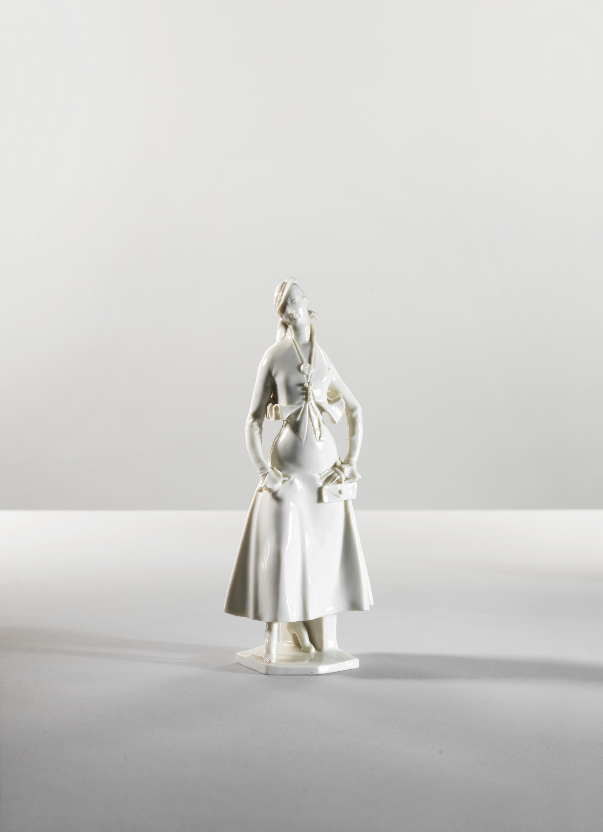 Figure en porcelaine blanche représentant une élégante, Nymphenburg, après...