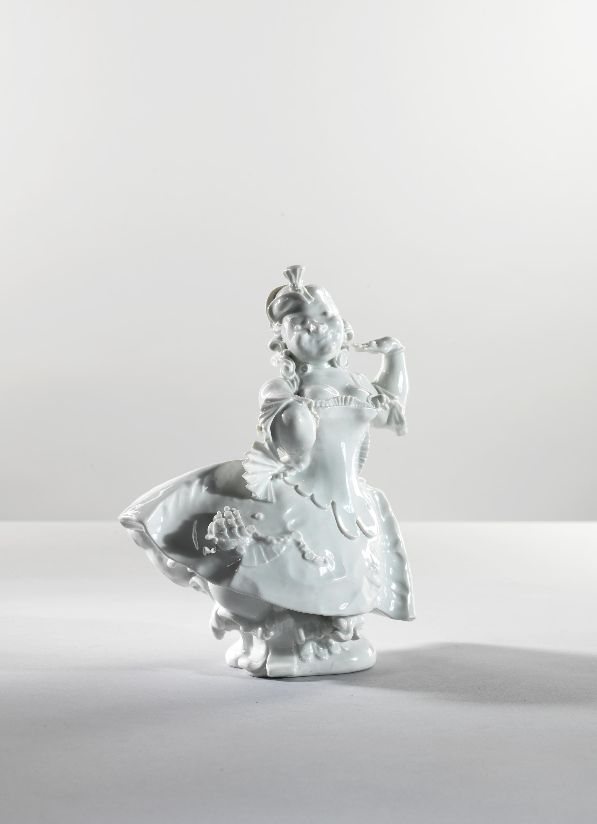Figure en porcelaine blanche représentant une femme naine, Meissen, circa...