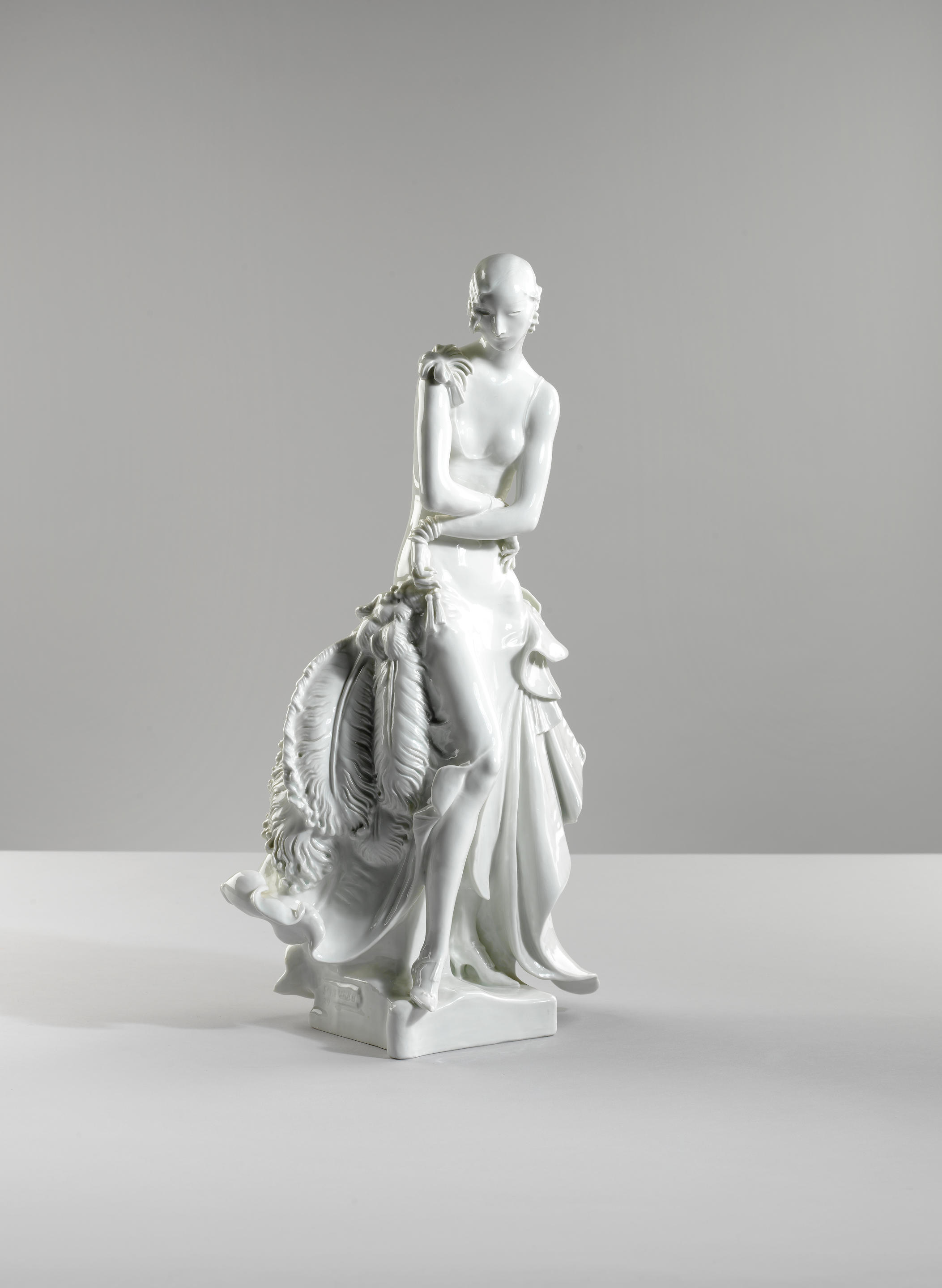 Figure en porcelaine blanche représentant une femme à l'éventail, Meissen...