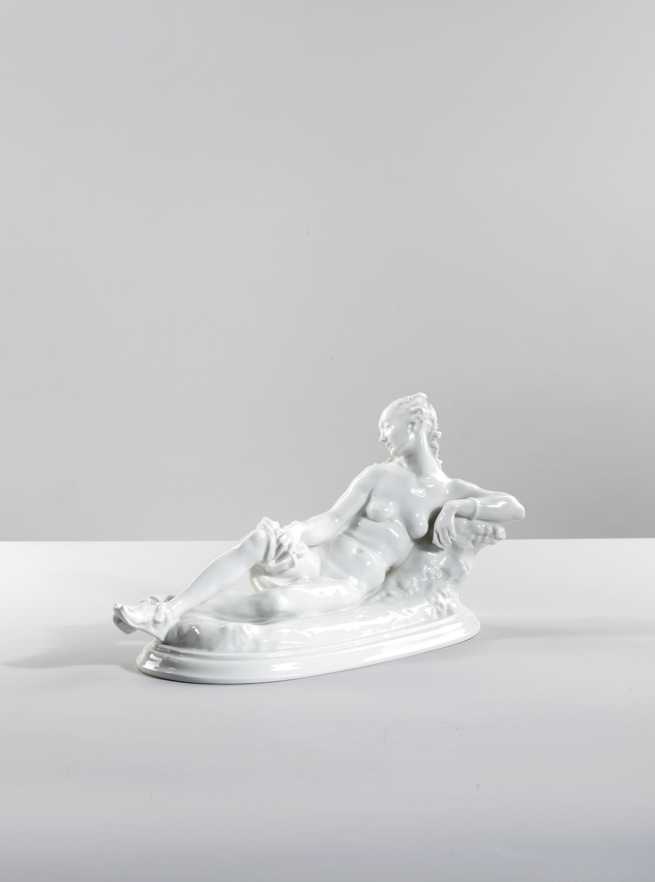 Figure en porcelaine représentant une femme allongée, Berlin (KPM), après...