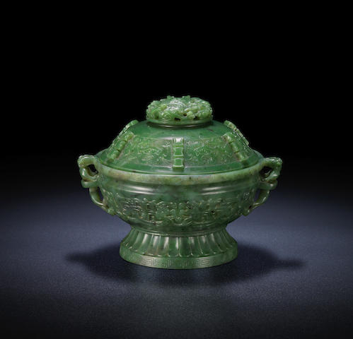 A spinach-green jade archaistic incense burner and cover, gui Qianlong/Jiaqing (3)