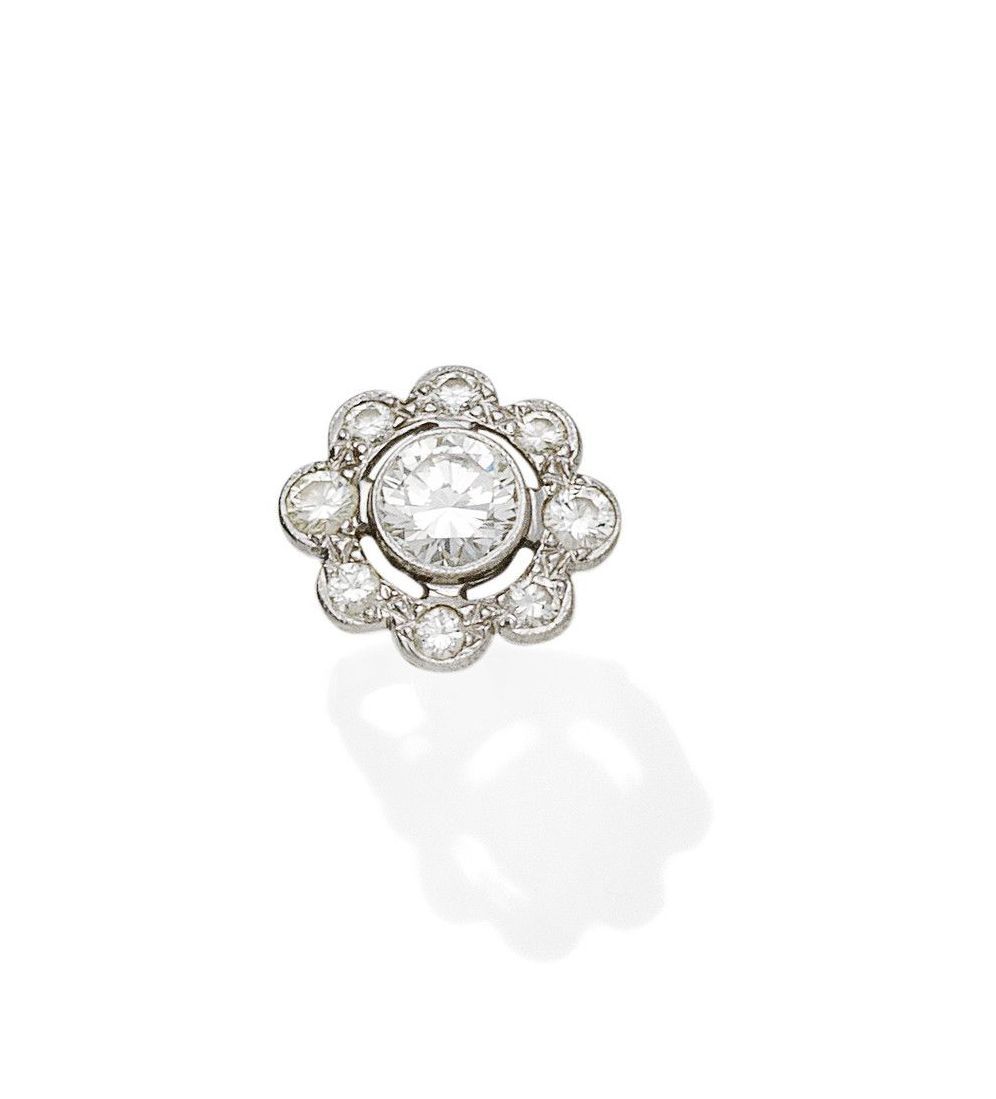 A diamond cluster ring
