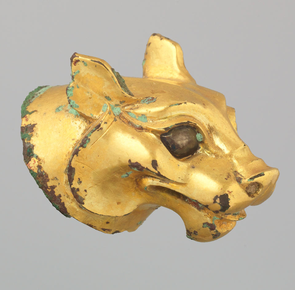 A rare pair of small gilt-bronze tiger-head terminals Qin Dynasty (2)