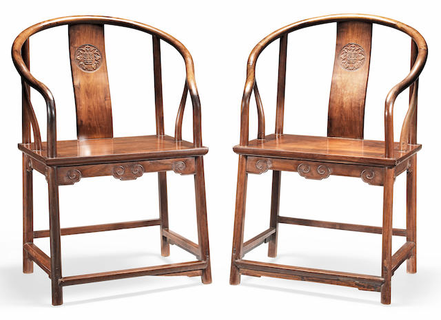 A pair of hongmu horseshoe-back chairs 19th century (2)