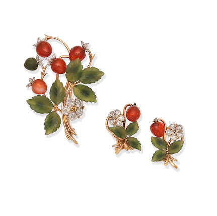 CARNELIAN, NEPHRITE AND DIAMOND WILD STRAWBERRY BROOCH AND EARCLIP SUITE, image 4
