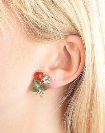 CARNELIAN, NEPHRITE AND DIAMOND WILD STRAWBERRY BROOCH AND EARCLIP SUITE, image 2