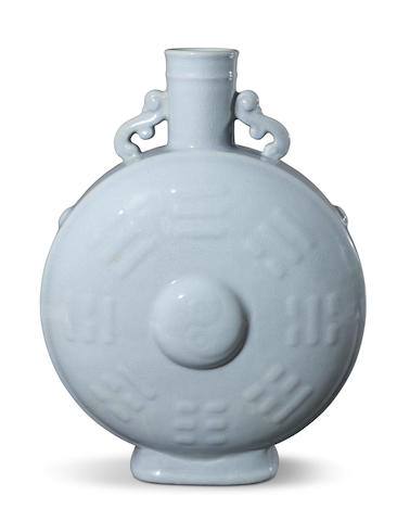 AN EXCEPTIONALLY RARE LARGE IMPERIAL RU-TYPE 'EIGHT TRIGRAMS' MOONFLASK, BIANHU Qianlong seal mark and of the period