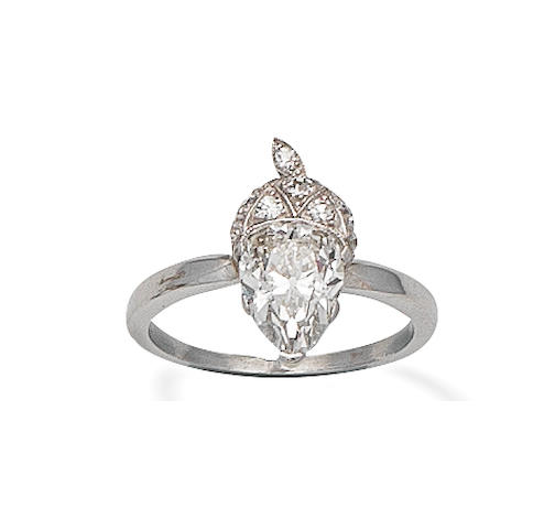 A pine shape, Aprox 2 cts diamond ring