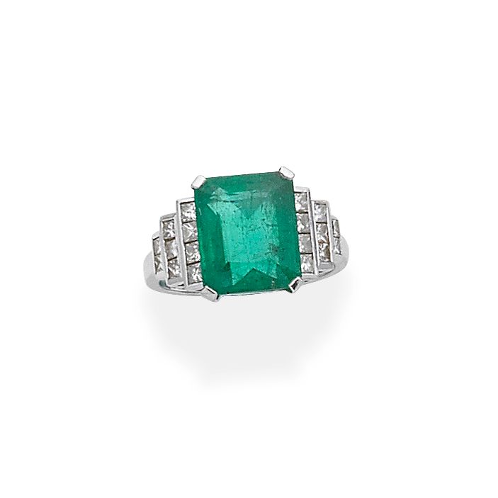 EMERALD AND DIAMOND RING,