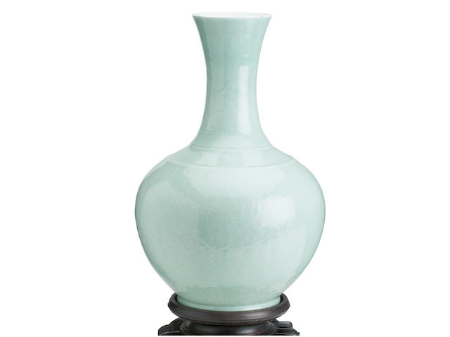 A MASSIVE CHINESE CELADON VASE, TIANQIUPING Qing Dynasty