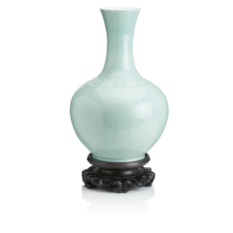 A MASSIVE CHINESE CELADON VASE, TIANQIUPING Qing Dynasty