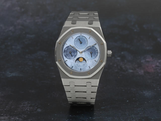 Audemars Piguet. An exceptionally rare and fine platinum automatic perpetual calendar bracelet watch with moon phase and mother of pearl dial  Royal Oak Quantieme Perpetuel Automatique, No.041, Ref: 25686PT, Circa 1992