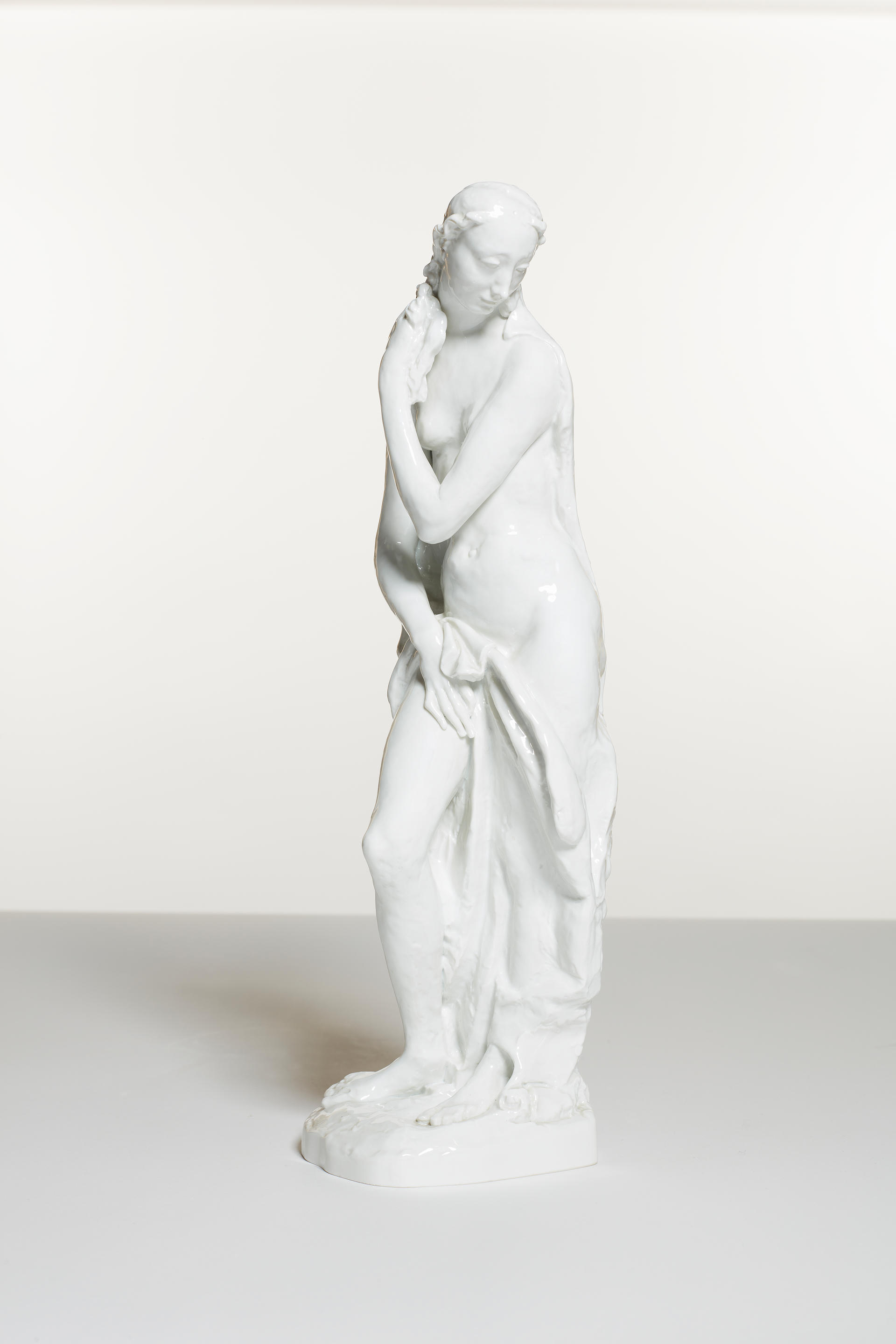 Figure en porcelaine blanche représentant une femme debout, Meissen, circa...