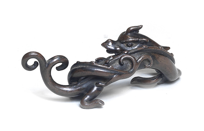 A PARCEL-GILT BRONZE 'DRAGON AND YOUNG' BRUSHREST  Ming Dynasty image 2