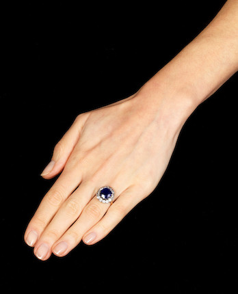SAPPHIRE AND DIAMOND CLUSTER RING image 4