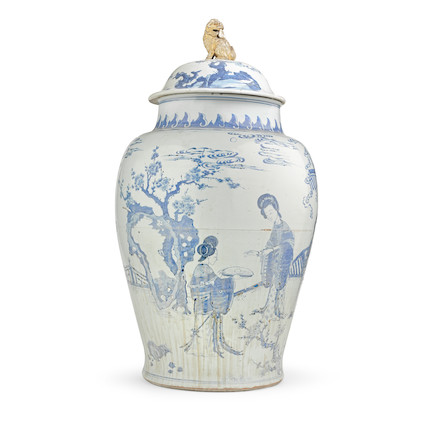 A LARGE CHINESE BLUE AND WHITE VASE AND COVER 18th century image 1