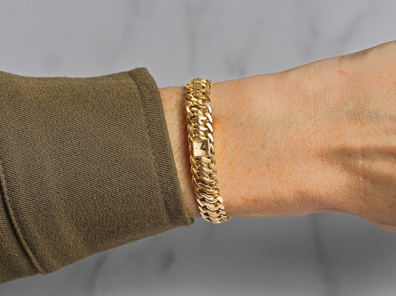 Cartier. Montre bracelet de dame en or jaune 18k (750) mouvement mécanique Cartier. A lady's 18k gold manual wind bracelet watch  Ref 01186, Circa 1920 image 2