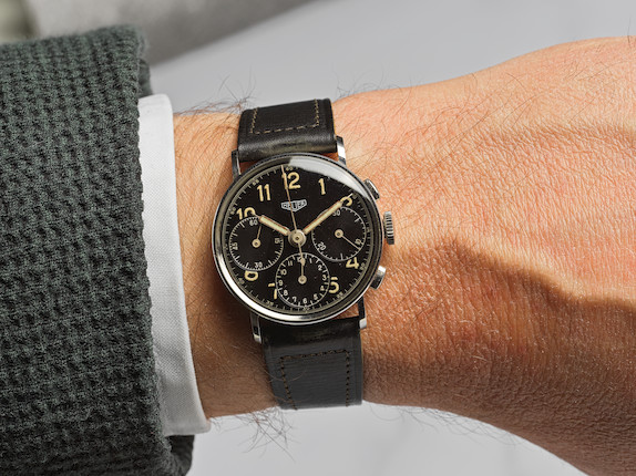 Heuer. Chronographe bracelet en acier mouvement mécanique Heuer. A stainless steel manual wind chronograph wristwatch  Circa 1950 image 2