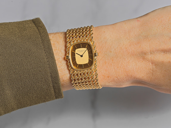 Patek Philippe. Montre bracelet en or jaune 18K (750) cadran sigma mouvement mécanique Patek Philippe. An 18K gold manual wind bracelet watch with sigma dial  Ref 4622/2, Circa 1980 image 2
