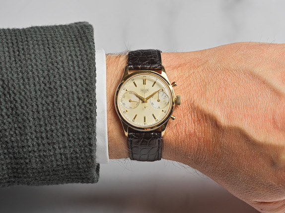 Heuer. Chronographe bracelet en or jaune 14K (585) mouvement mécanique Heuer. A 14K gold manual wind chronograph wristwatch  Circa 1960 image 2