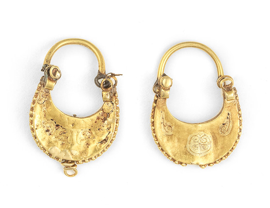 A pair of Nasrid gold earrings Spain, 13th Century(2) image 1