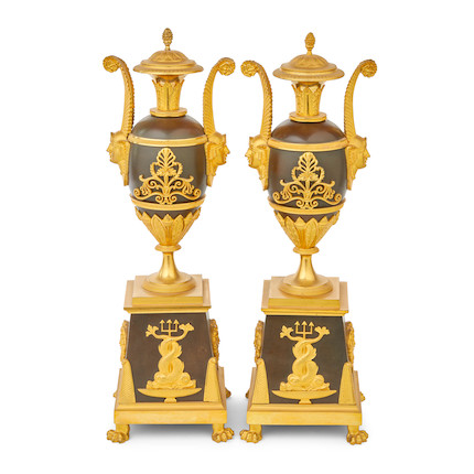 A pair of Empire gilt and patinated bronze retour d'Egypte garniture vases and covers Early 19th century  (2) image 3
