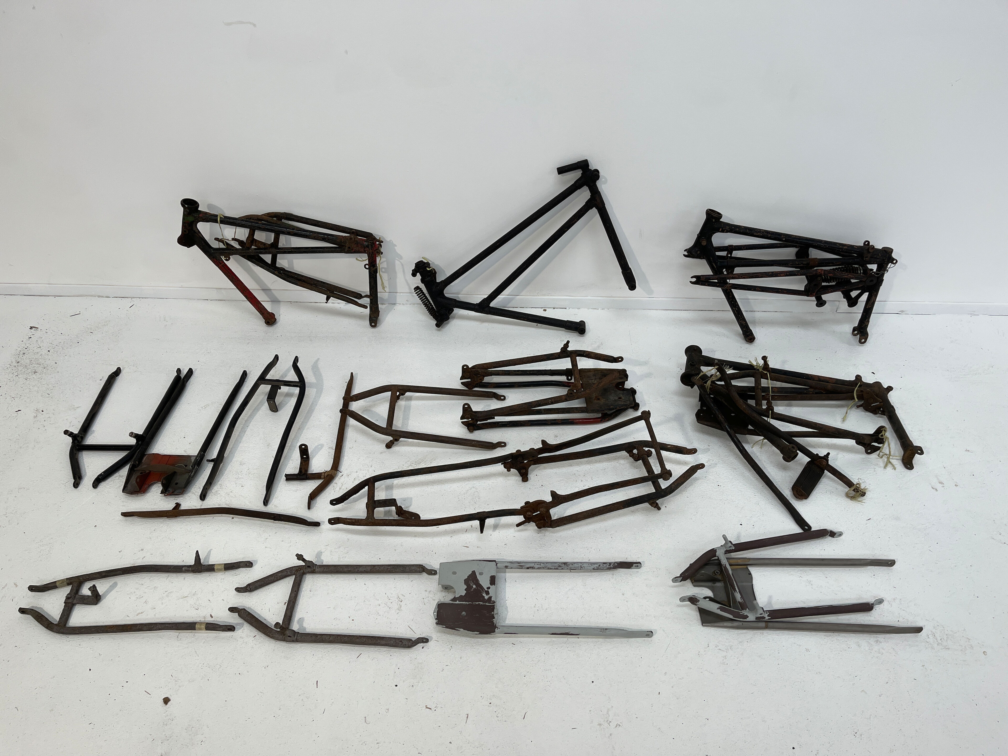 Frame Componente Bonhams Cars : A quantity of frame components ((Qty))