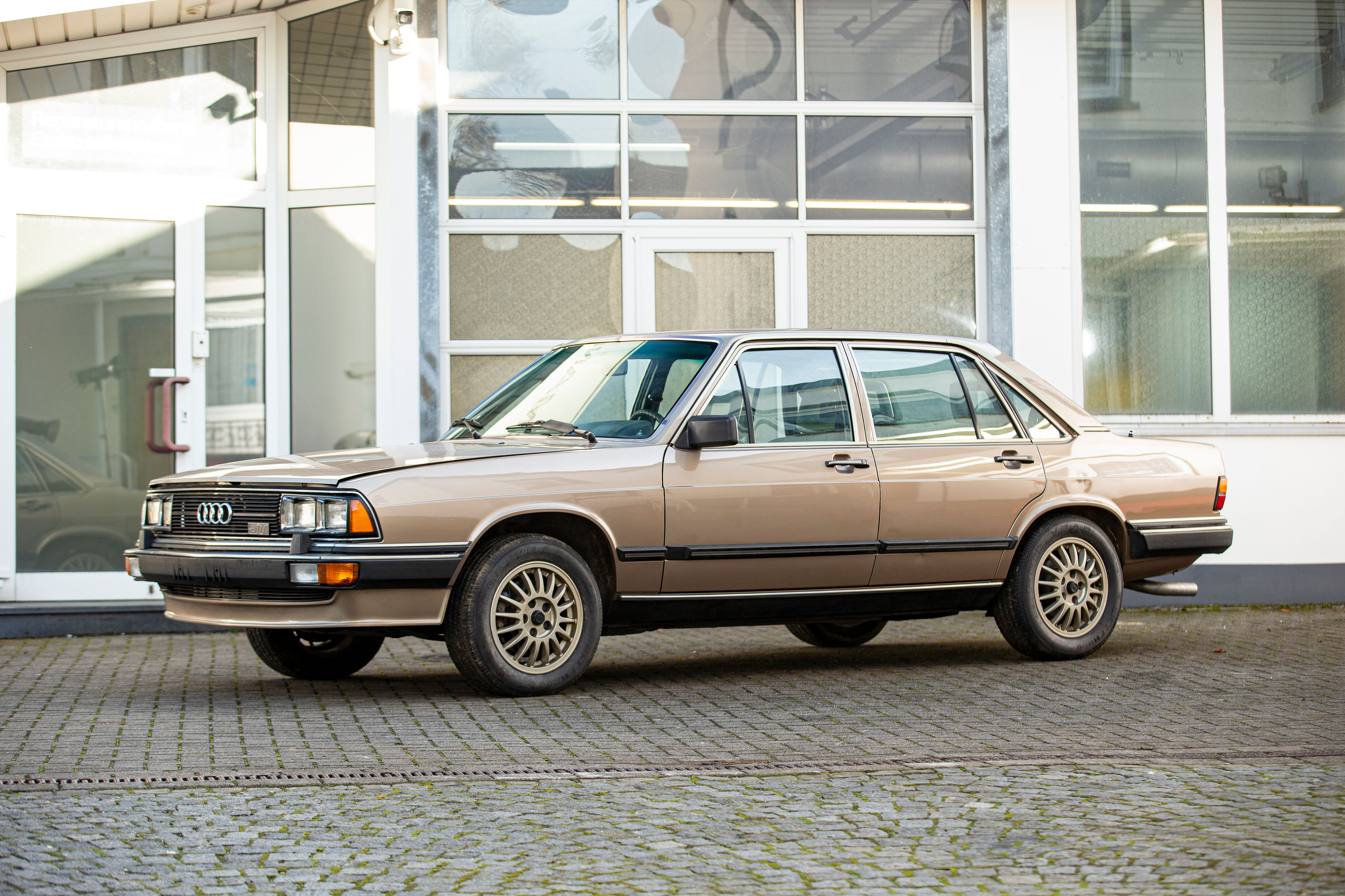 Audi 200 (C2)