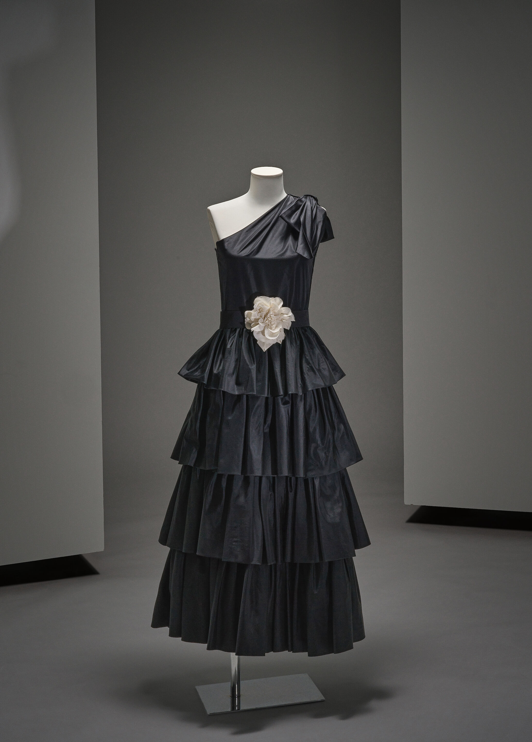 Yves Saint Laurent, collection Haute Couture, Printemps-Eté 1982. Robe du soir en soie noire. Création Yves Saint Laurent