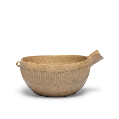 A RARE ASH-GLAZED POURING VESSEL, YI Warring States Period