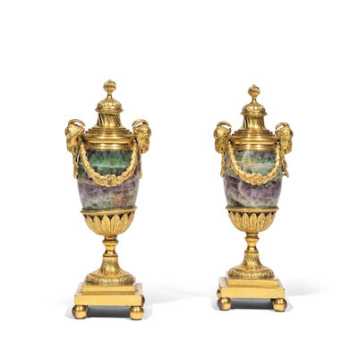 Paire de cassolettes en améthyste 'Blue John' et monture en bronze doré à la manière de Matthew Boulton, XIXe siècleA pair of Blue John amethyst ormolu-mounted cassolettes in the manner of Matthew Boulton manner, 19th century