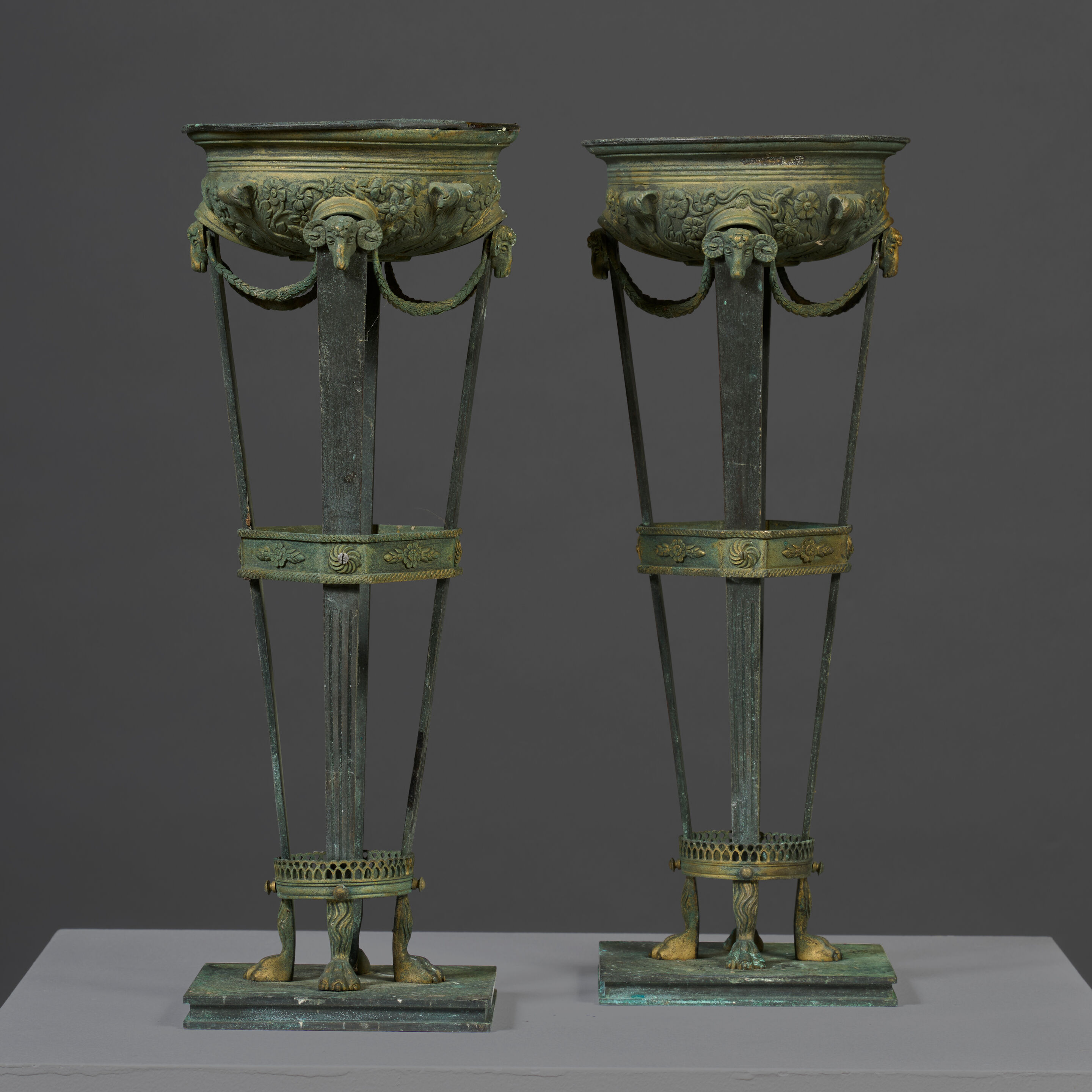 Paire de grandes coupes en forme d'athénienne en bronze patiné et doré du XIXe siècle A pair of large covered bowls in the form of athénienne s in patinated and gilt bronze, 19th century