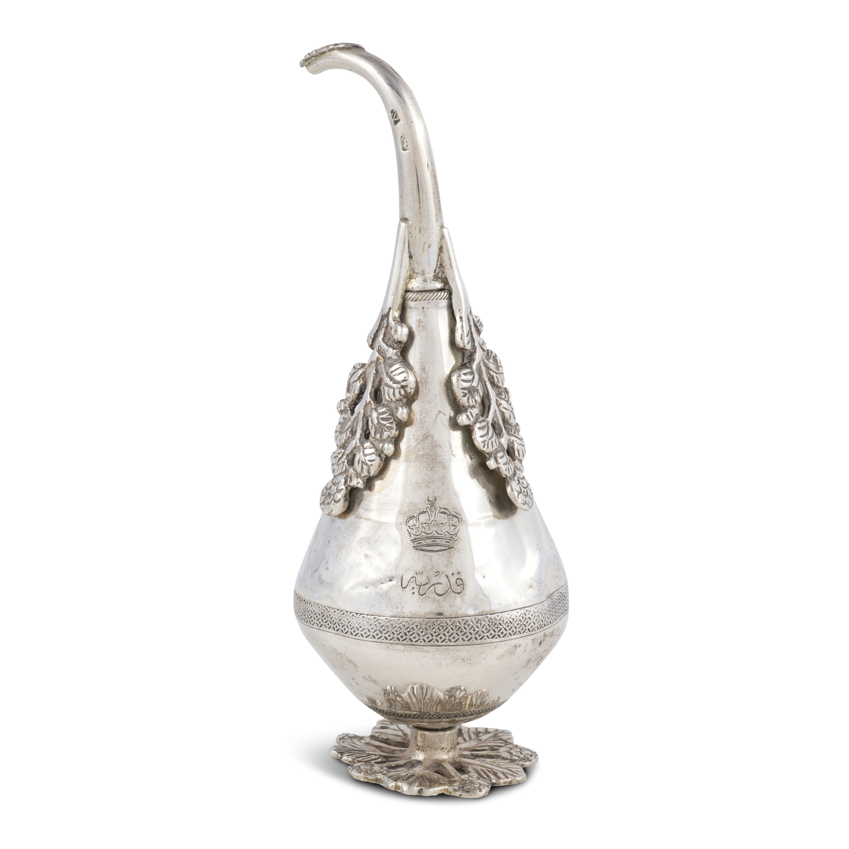 Aspersoir à eau de rose ottoman en argent portant l'insigne de Kadria Hussein, , Égypte, XXème siècle An Ottoman silver rosewater sprinkler bearing the insignia of Kadria Hussein (1888-1955) Egypt, 20th Century