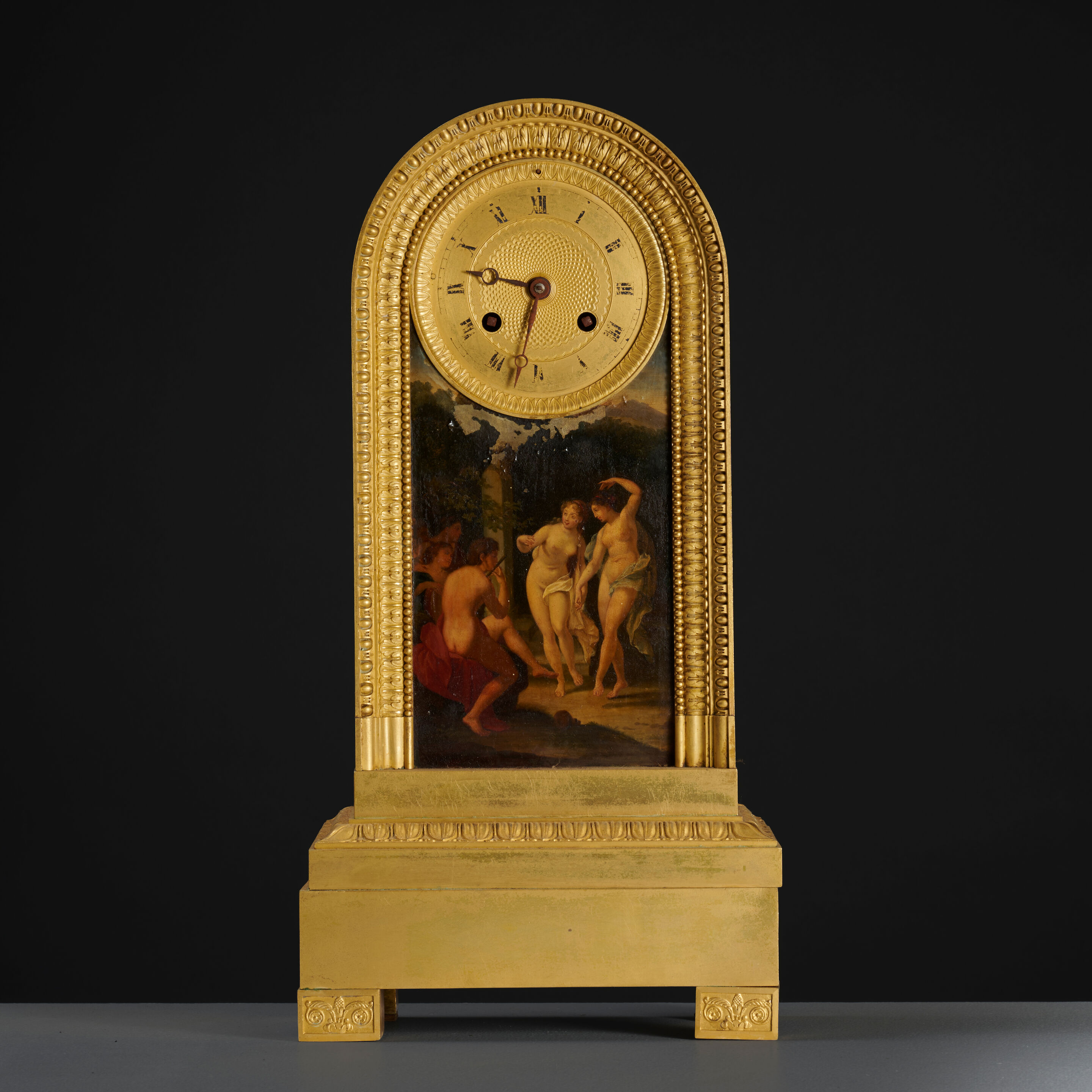 Grande pendule borne en bronze doré d'époque Restauration A large mantel clock in gilt-bronze, first half of the 19th century